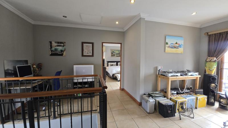 2 Bedroom Property for Sale in Gateway Manor North West